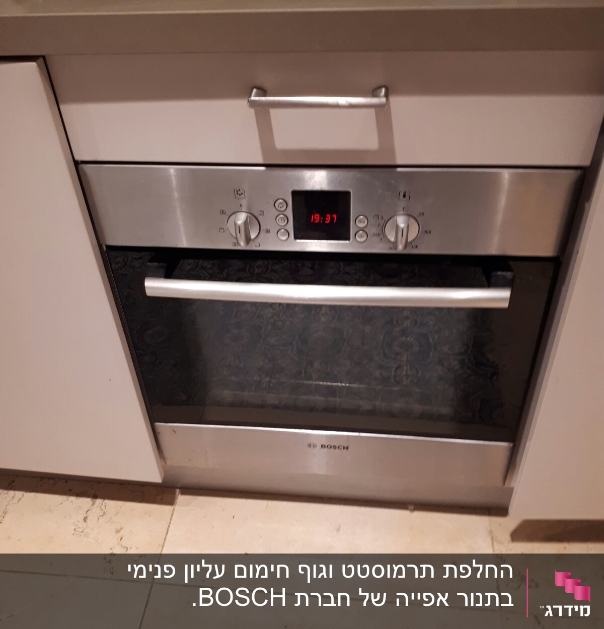 תנור אפייה עם תצוגה דיגיטלית ושני כפתורים